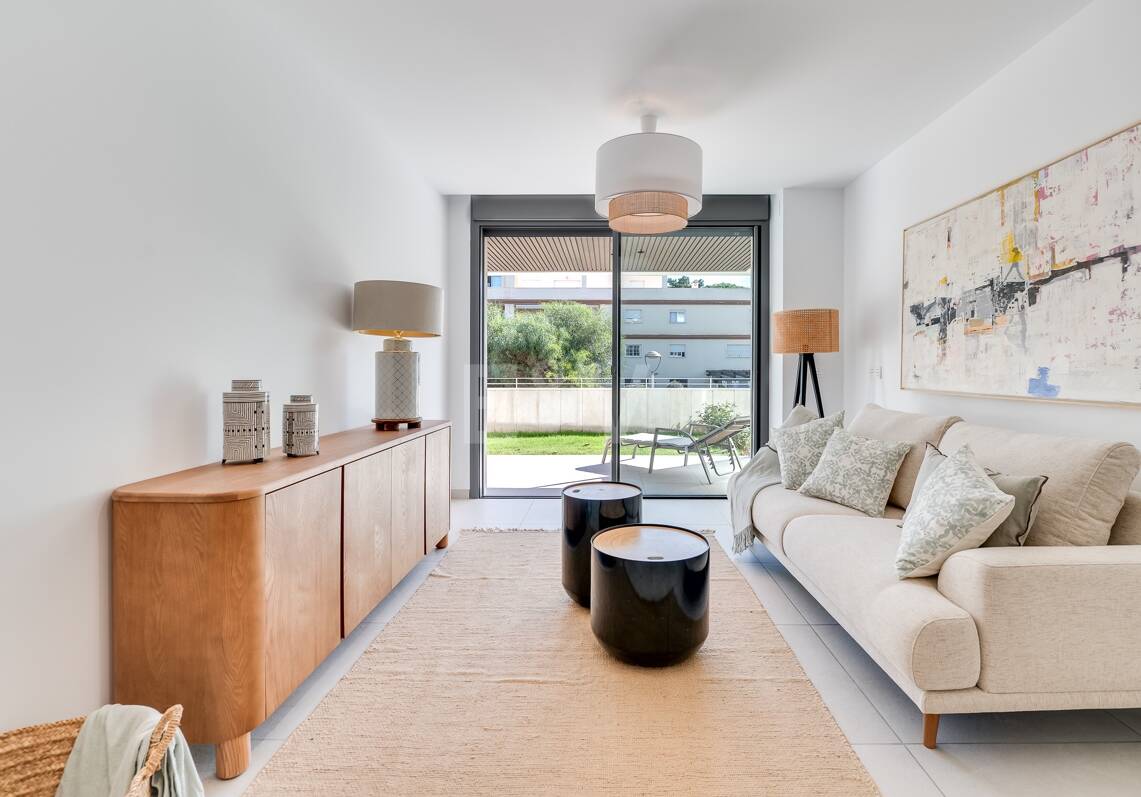 Modern Beachside Apartment with Premium Amenities