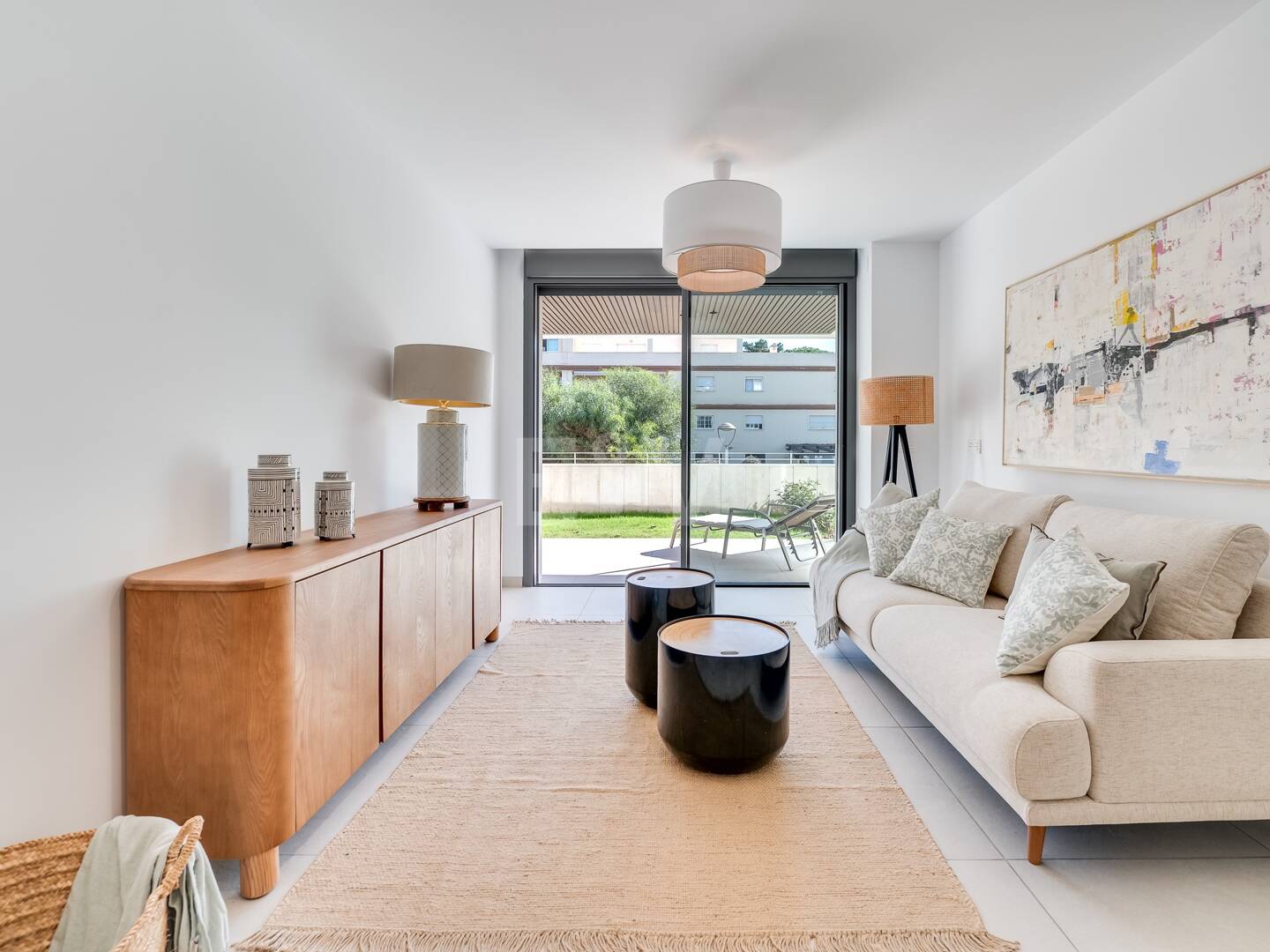Modern Beachside Apartment with Premium Amenities