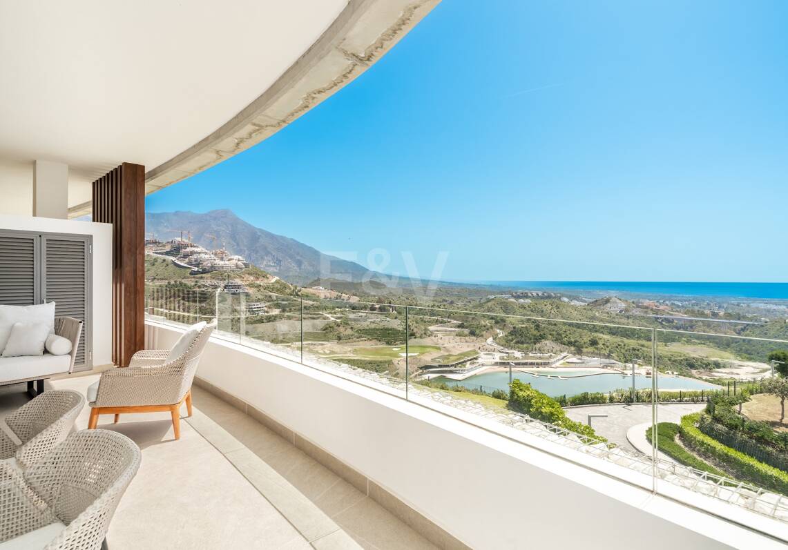 Modern Apartment next to the Lake with Stunning Views in Real de la Quinta