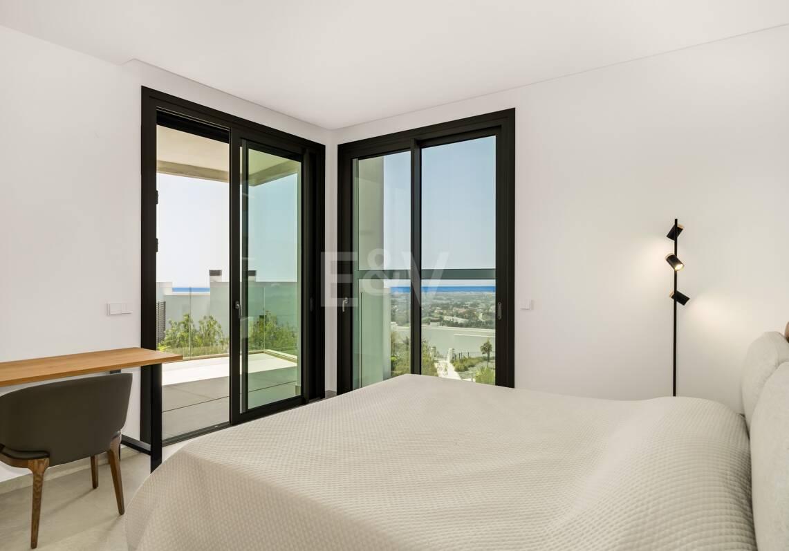 Modern Apartment next to the Lake with Stunning Views in Real de la Quinta