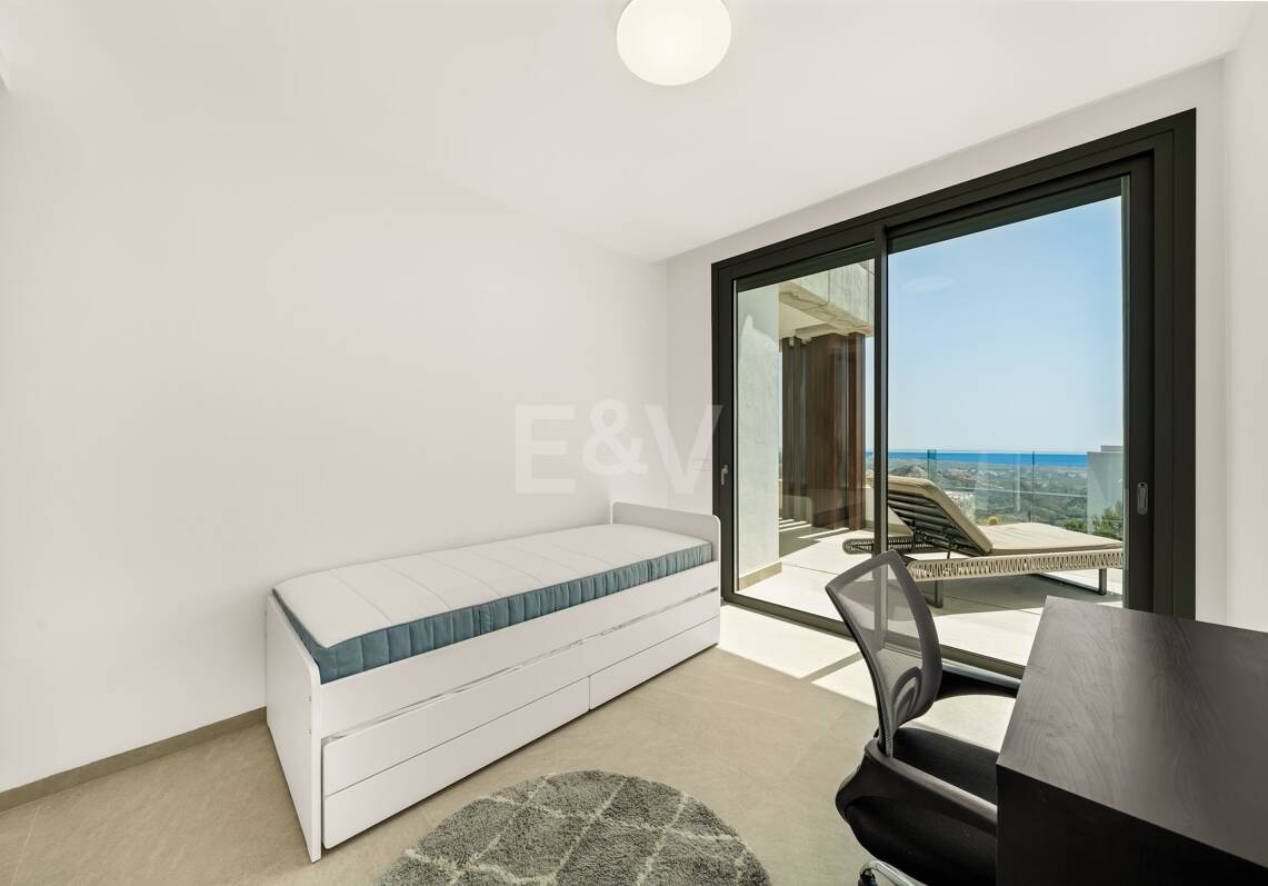 Modern Apartment next to the Lake with Stunning Views in Real de la Quinta