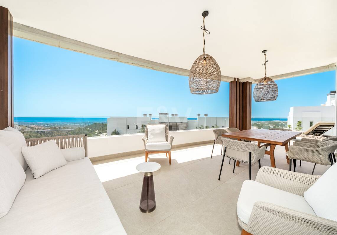 Modern Apartment next to the Lake with Stunning Views in Real de la Quinta