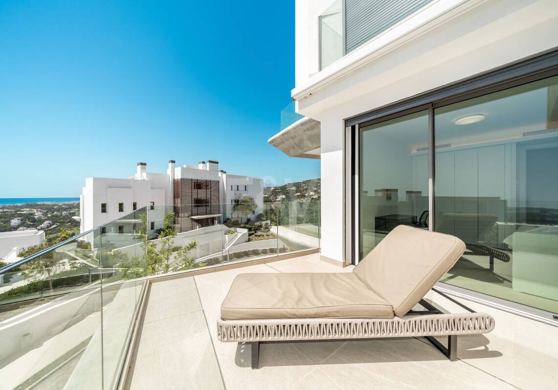 Modern Apartment next to the Lake with Stunning Views in Real de la Quinta