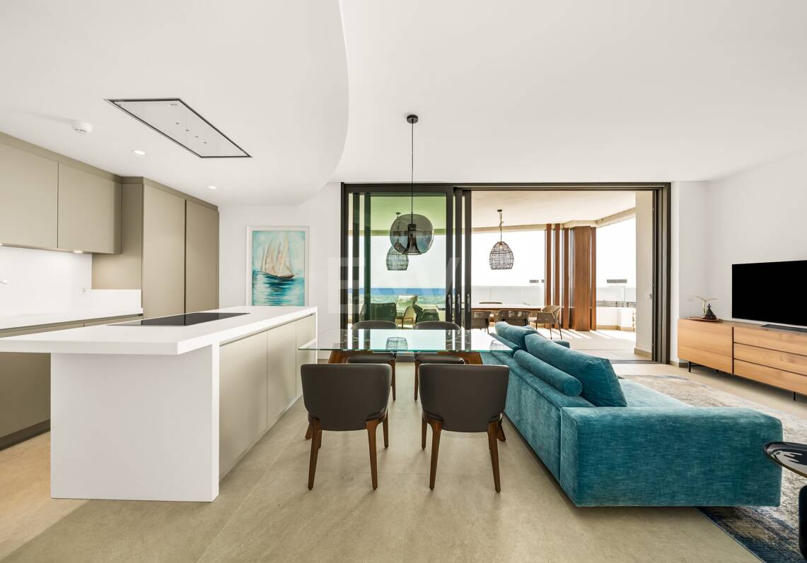 Modern Apartment next to the Lake with Stunning Views in Real de la Quinta
