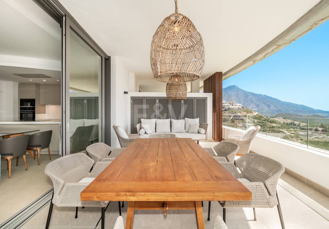 Modern Apartment next to the Lake with Stunning Views in Real de la Quinta