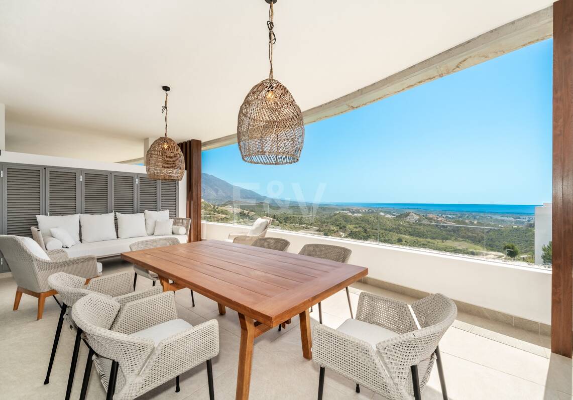 Modern Apartment next to the Lake with Stunning Views in Real de la Quinta