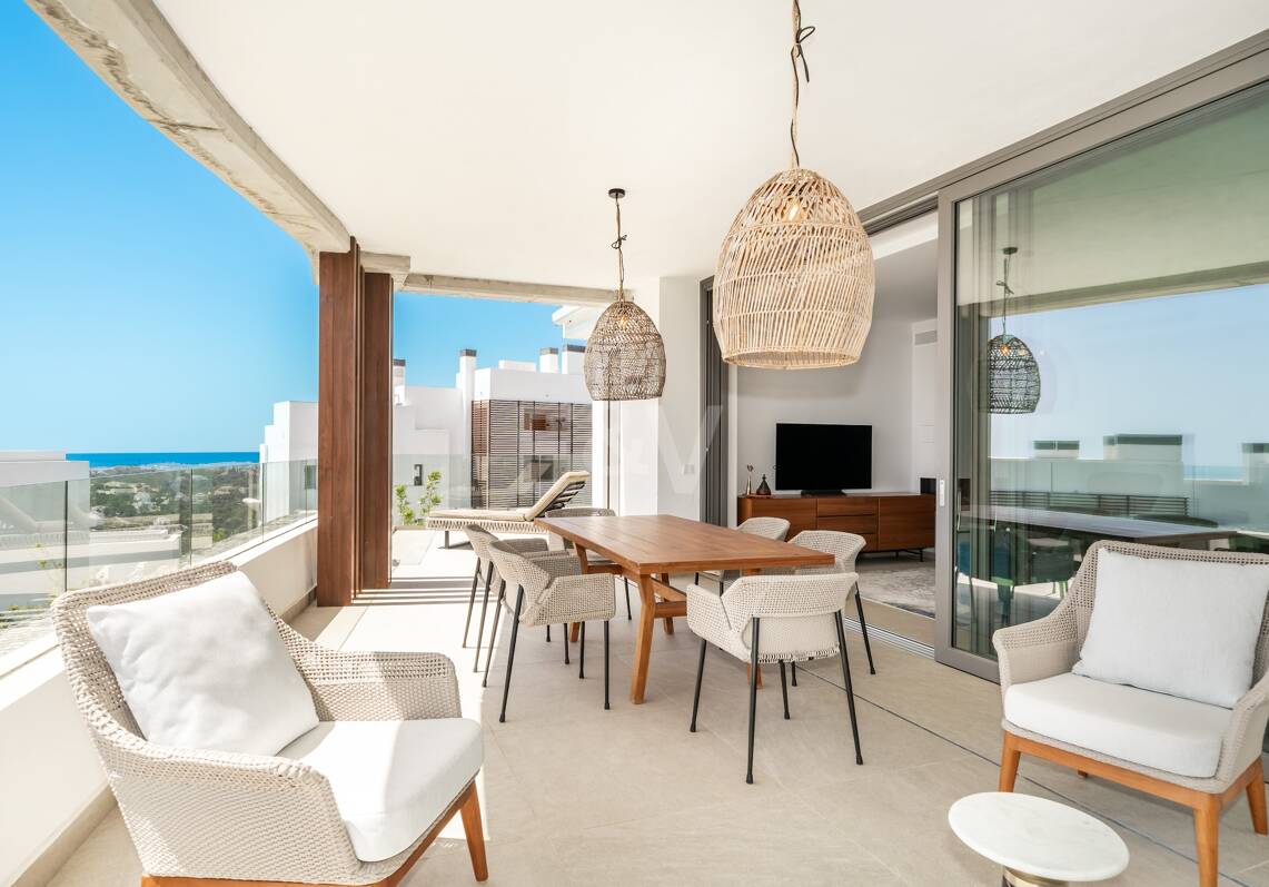 Modern Apartment next to the Lake with Stunning Views in Real de la Quinta