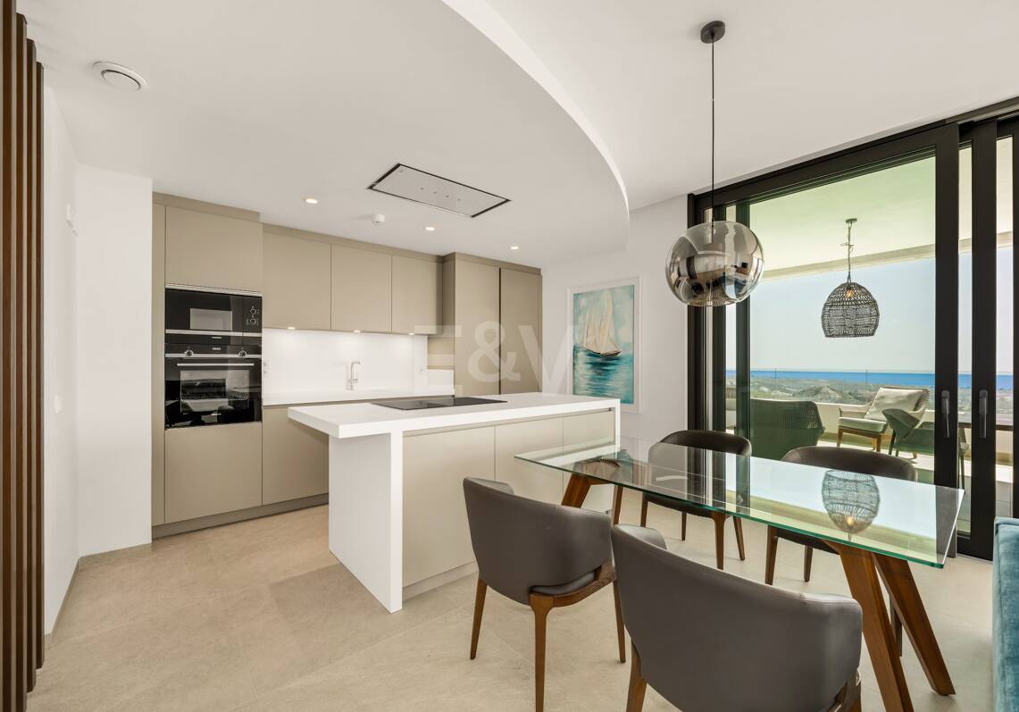 Modern Apartment next to the Lake with Stunning Views in Real de la Quinta