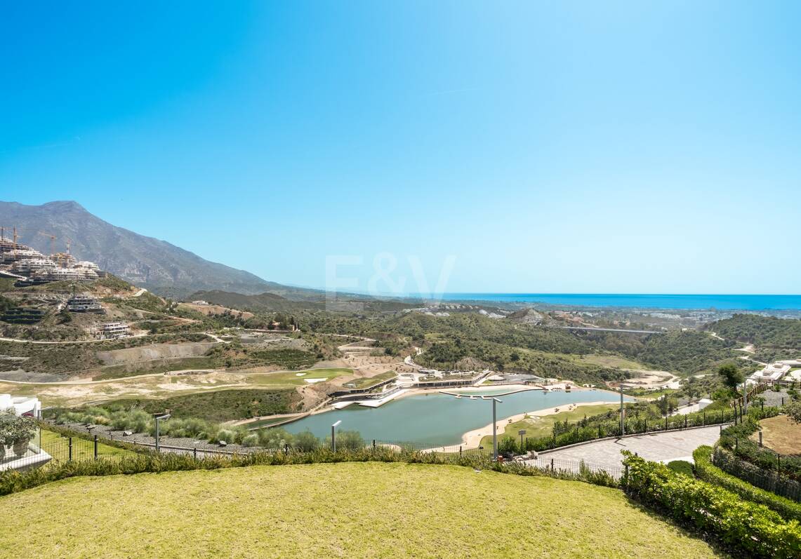 Modern Apartment next to the Lake with Stunning Views in Real de la Quinta