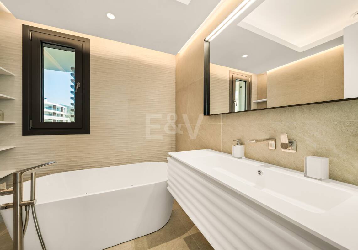 Modern Apartment next to the Lake with Stunning Views in Real de la Quinta