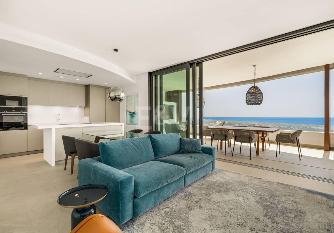 Modern Apartment next to the Lake with Stunning Views in Real de la Quinta