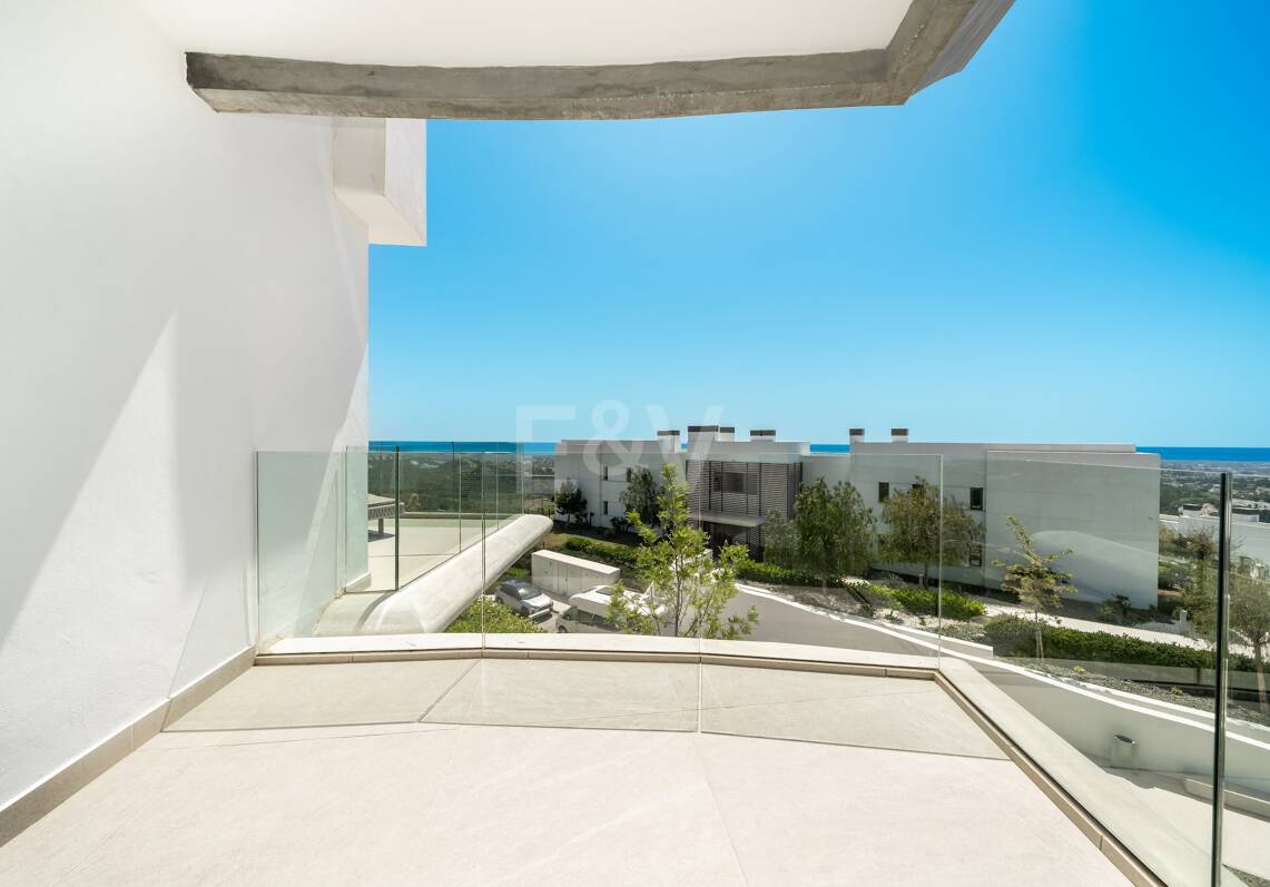 Modern Apartment next to the Lake with Stunning Views in Real de la Quinta