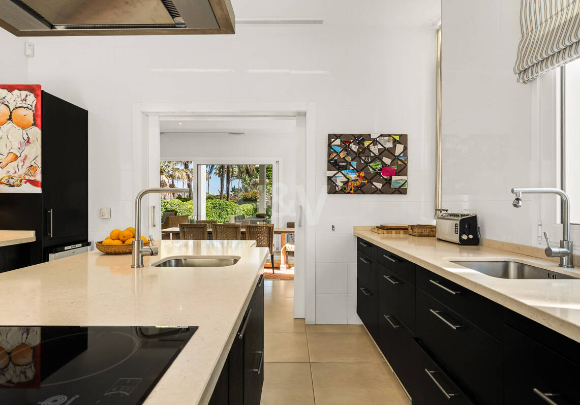 Villa contemporánea con vistas al mar a pocos pasos de la playa de Los Monteros