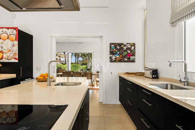 Moderne Villa mit Meerblick, nur wenige Schritte vom Strand von Los Monteros entfernt