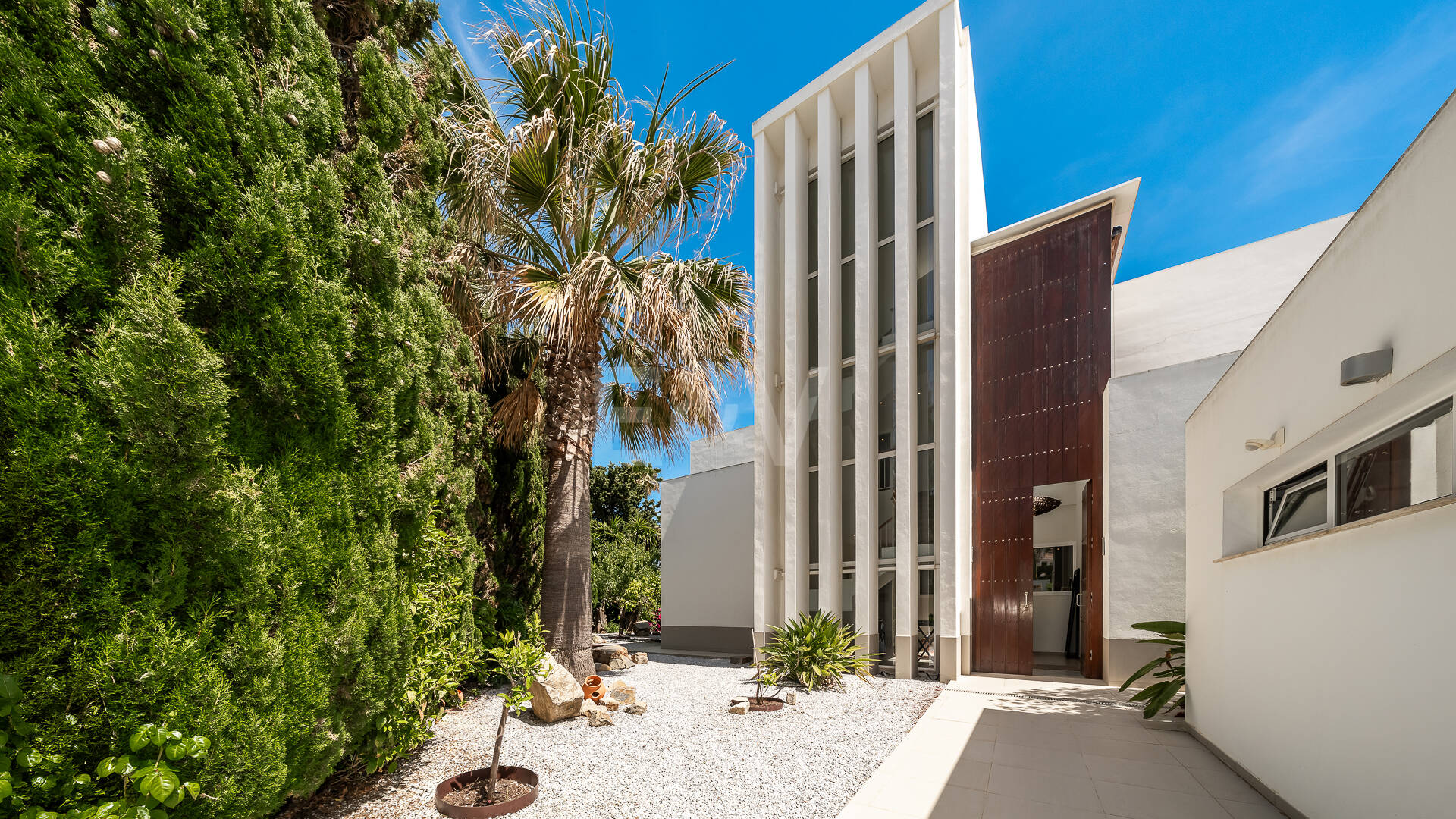 Moderne Villa mit Meerblick, nur wenige Schritte vom Strand von Los Monteros entfernt