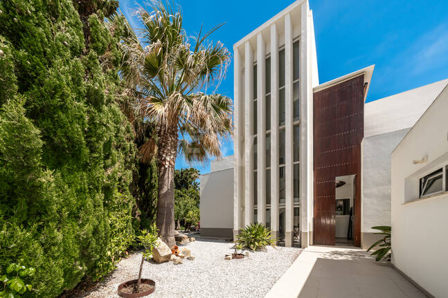 Moderne Villa mit Meerblick, nur wenige Schritte vom Strand von Los Monteros entfernt
