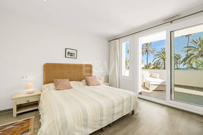 Moderne Villa mit Meerblick, nur wenige Schritte vom Strand von Los Monteros entfernt