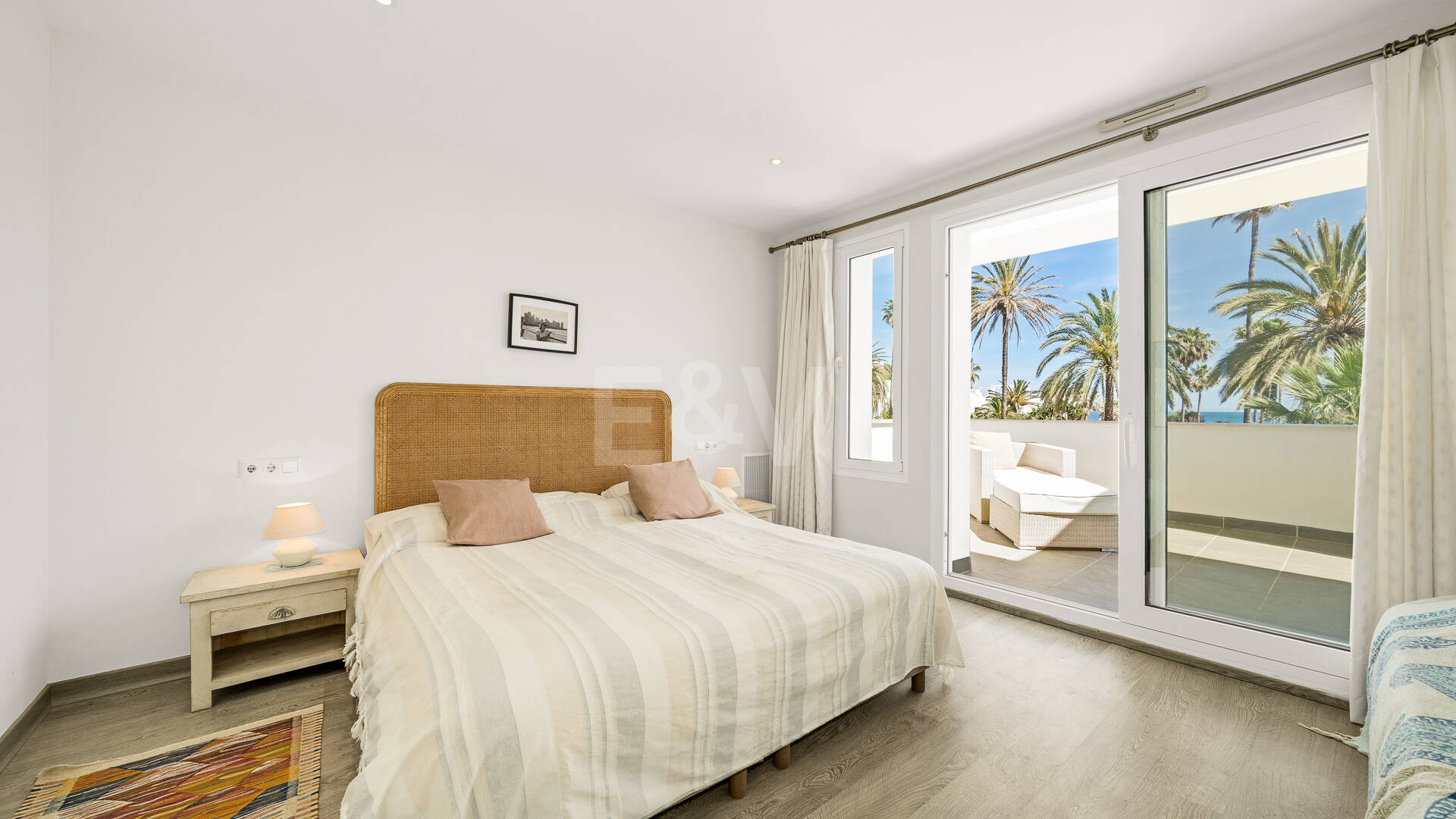 Moderne Villa mit Meerblick, nur wenige Schritte vom Strand von Los Monteros entfernt