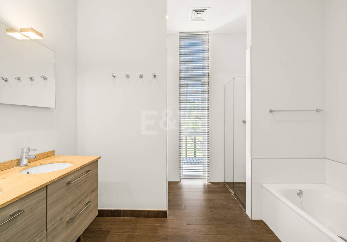Villa contemporánea con vistas al mar a pocos pasos de la playa de Los Monteros
