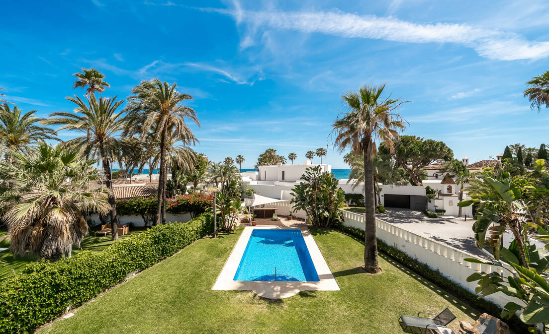 Moderne Villa mit Meerblick, nur wenige Schritte vom Strand von Los Monteros entfernt