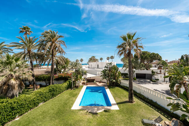 Moderne Villa mit Meerblick, nur wenige Schritte vom Strand von Los Monteros entfernt