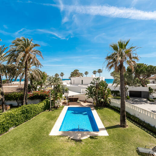 Moderne Villa mit Meerblick, nur wenige Schritte vom Strand von Los Monteros entfernt