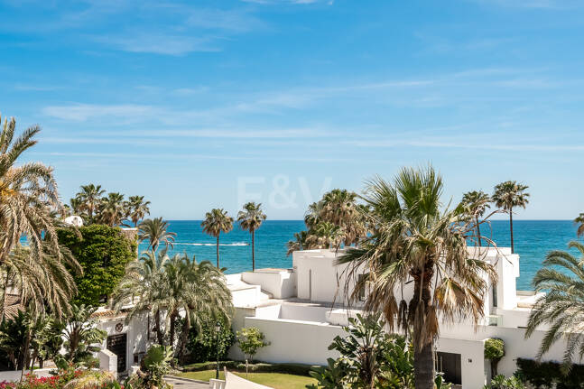 Moderne Villa mit Meerblick, nur wenige Schritte vom Strand von Los Monteros entfernt