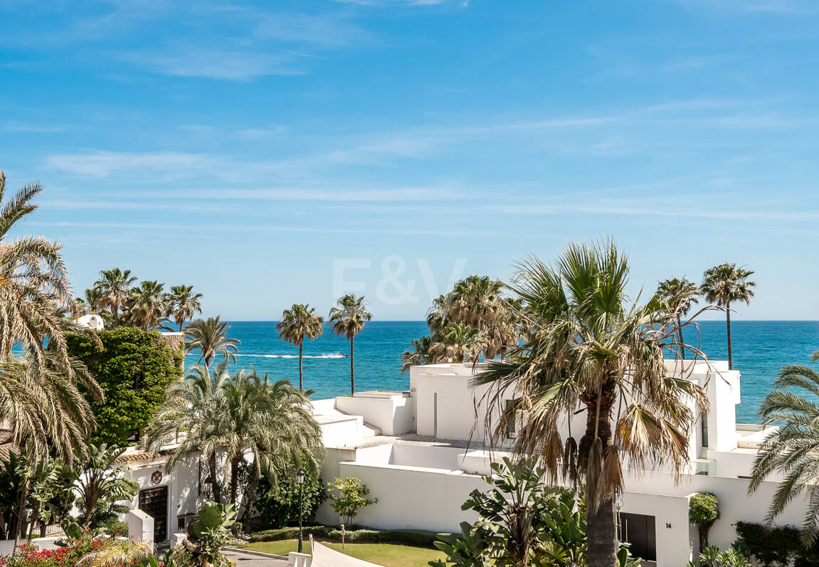Moderne Villa mit Meerblick, nur wenige Schritte vom Strand von Los Monteros entfernt