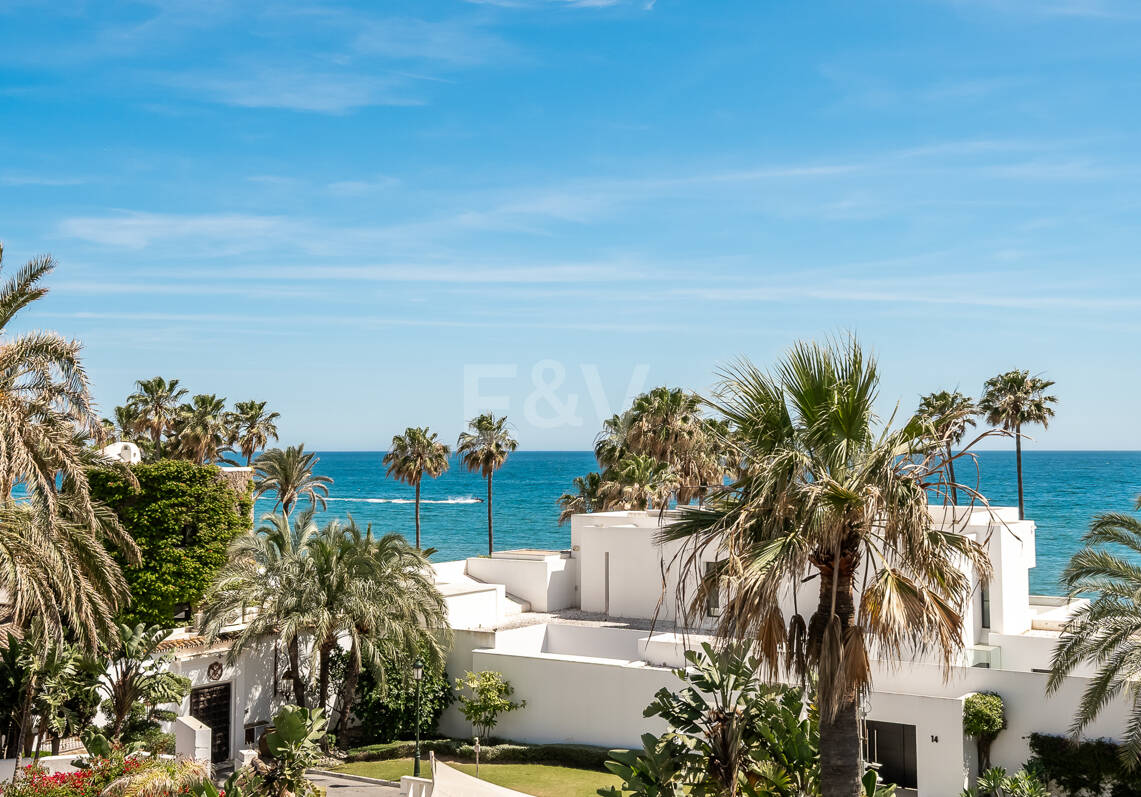 Villa contemporánea con vistas al mar a pocos pasos de la playa de Los Monteros