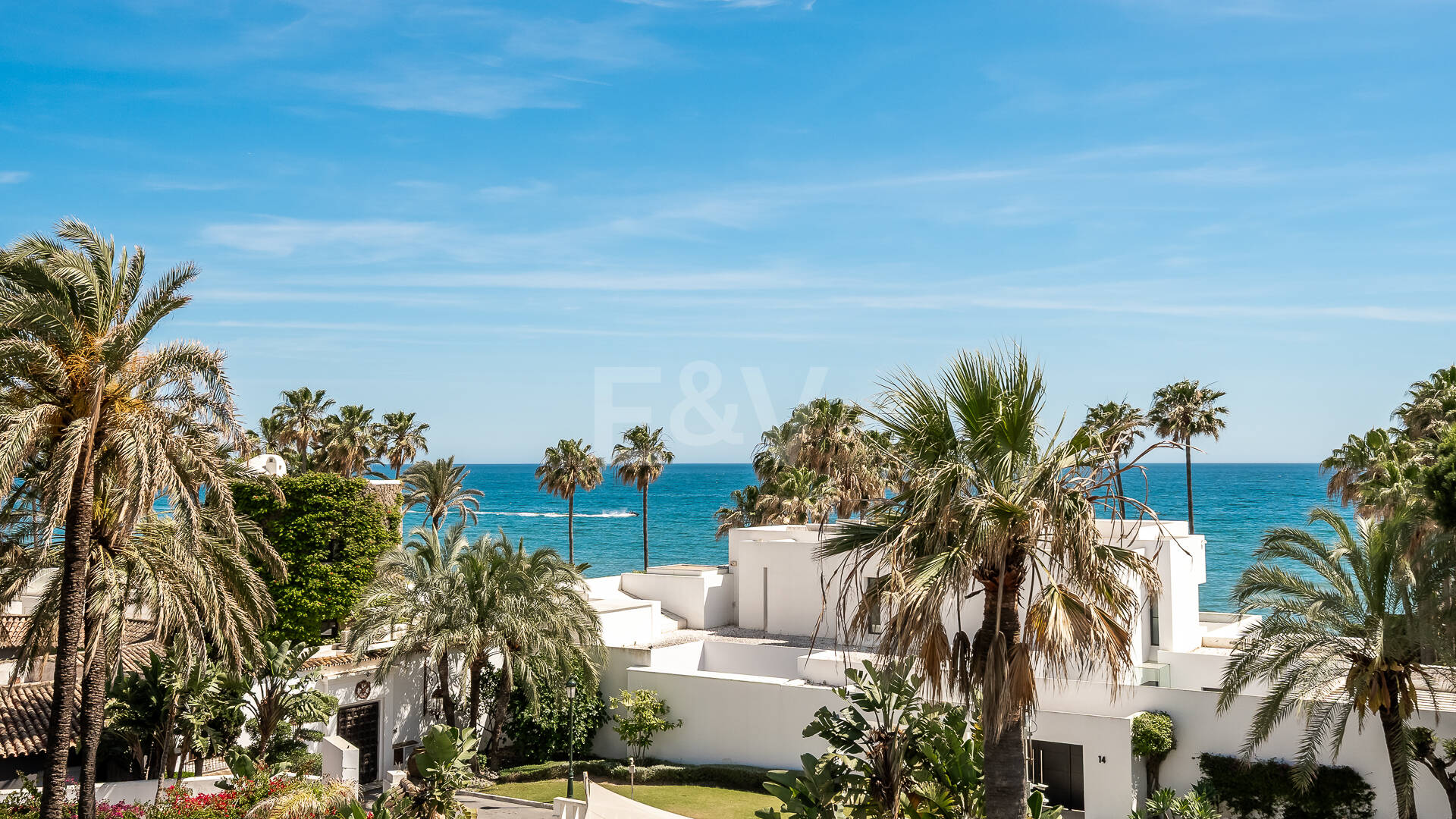 Moderne Villa mit Meerblick, nur wenige Schritte vom Strand von Los Monteros entfernt