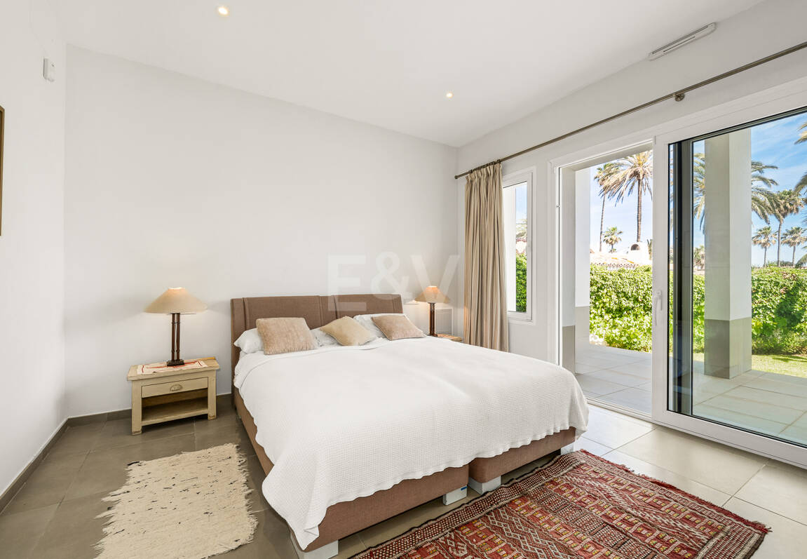 Moderne Villa mit Meerblick, nur wenige Schritte vom Strand von Los Monteros entfernt