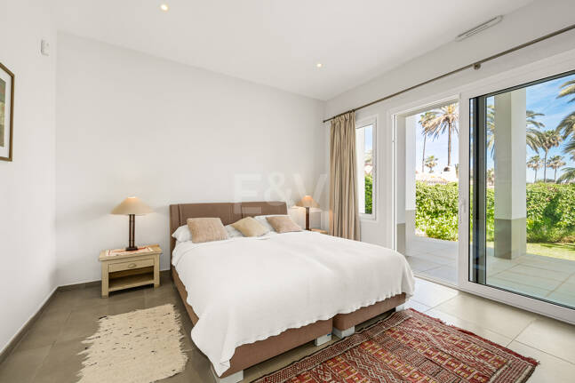 Moderne Villa mit Meerblick, nur wenige Schritte vom Strand von Los Monteros entfernt