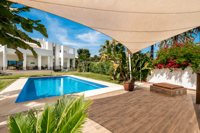 Moderne Villa mit Meerblick, nur wenige Schritte vom Strand von Los Monteros entfernt