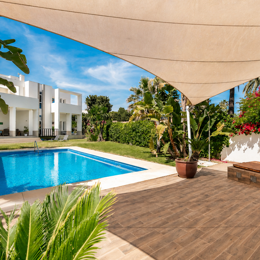 Moderne Villa mit Meerblick, nur wenige Schritte vom Strand von Los Monteros entfernt