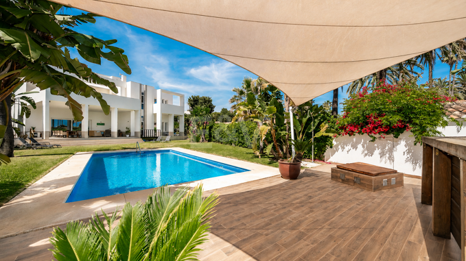 Villa contemporánea con vistas al mar a pocos pasos de la playa de Los Monteros