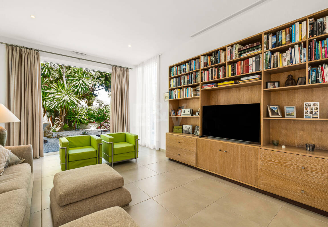 Moderne Villa mit Meerblick, nur wenige Schritte vom Strand von Los Monteros entfernt