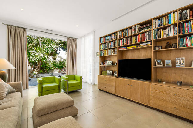 Moderne Villa mit Meerblick, nur wenige Schritte vom Strand von Los Monteros entfernt