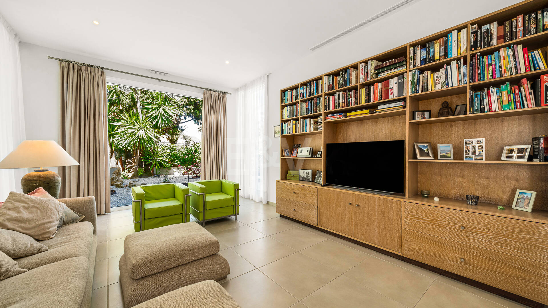 Moderne Villa mit Meerblick, nur wenige Schritte vom Strand von Los Monteros entfernt