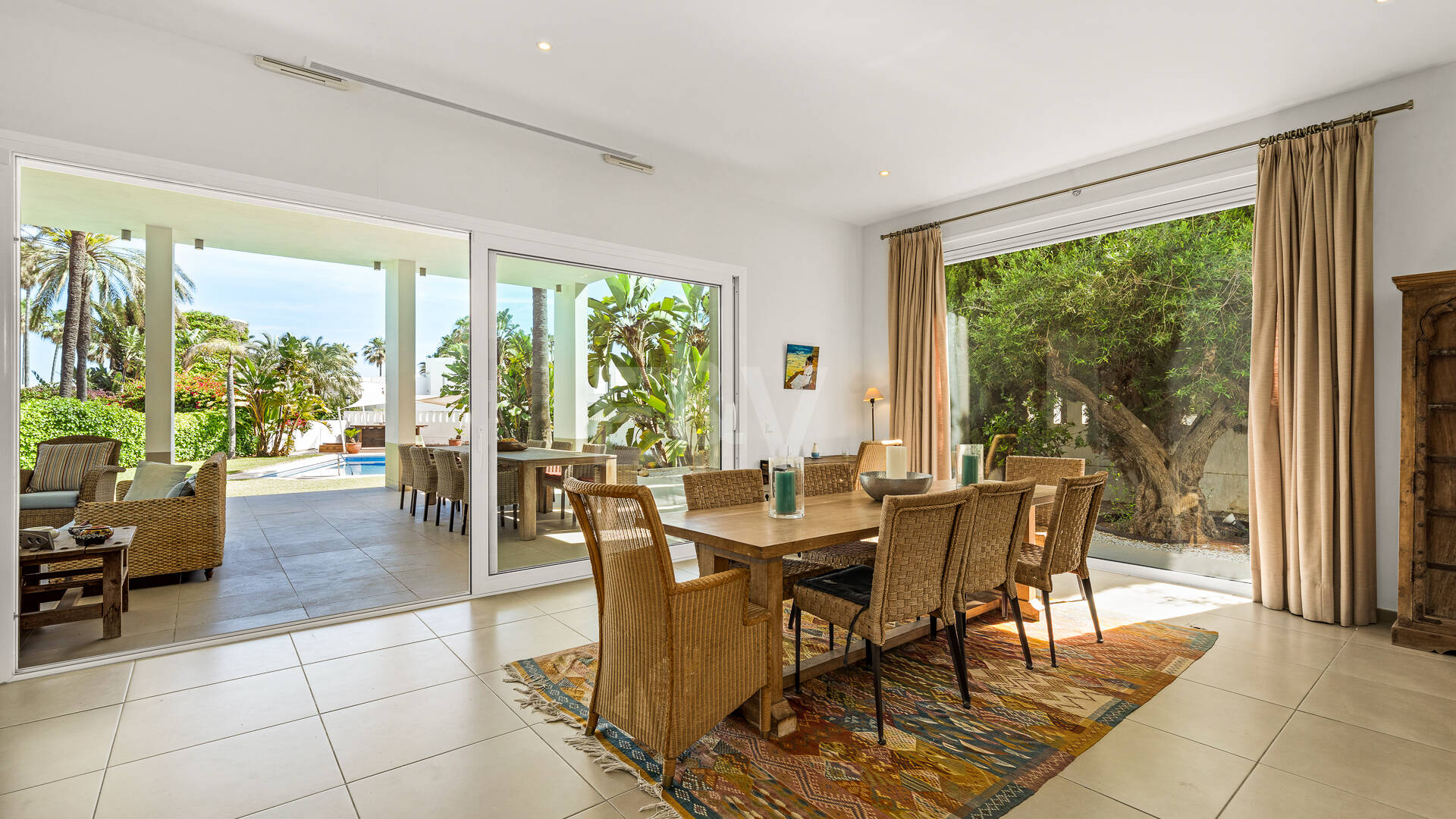 Moderne Villa mit Meerblick, nur wenige Schritte vom Strand von Los Monteros entfernt