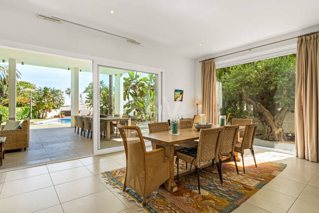 Moderne Villa mit Meerblick, nur wenige Schritte vom Strand von Los Monteros entfernt