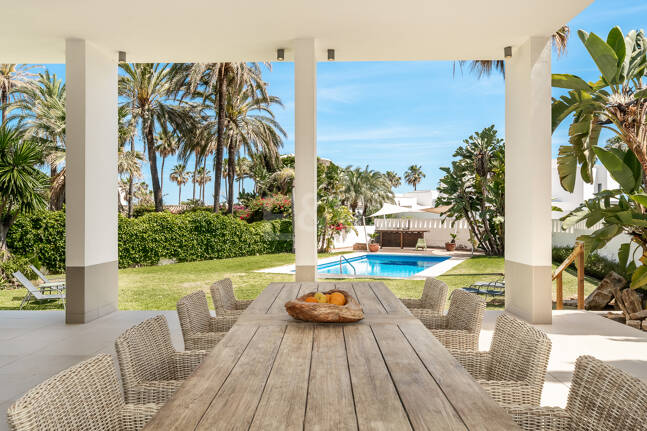 Moderne Villa mit Meerblick, nur wenige Schritte vom Strand von Los Monteros entfernt