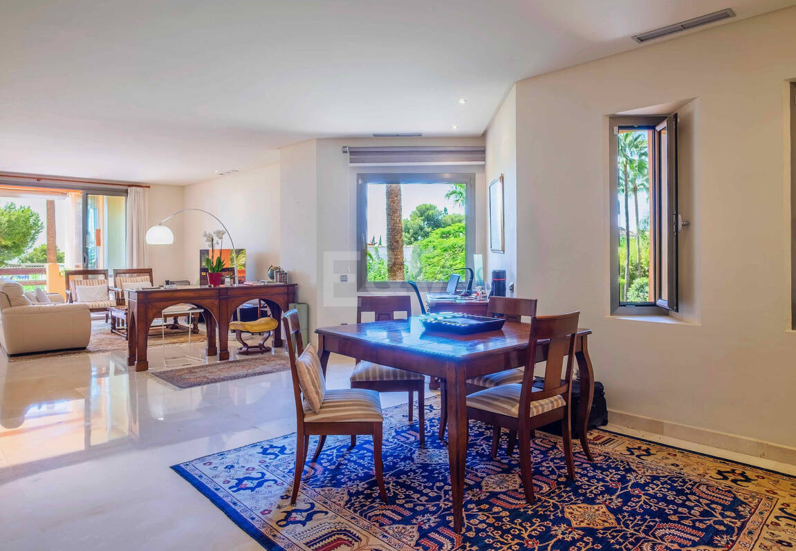 Elegante apartamento orientado al sur con vistas panorámicas al mar en Mansion Club