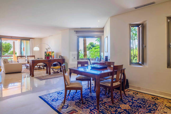 Elegante apartamento orientado al sur con vistas panorámicas al mar en Mansion Club