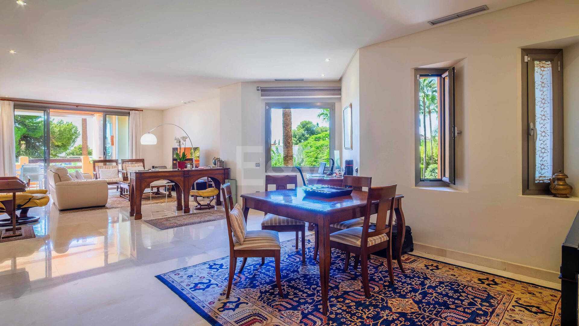 Elegante apartamento orientado al sur con vistas panorámicas al mar en Mansion Club