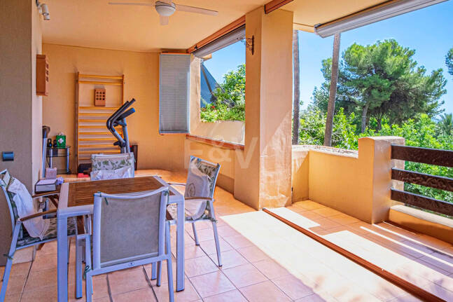 Elegante apartamento orientado al sur con vistas panorámicas al mar en Mansion Club