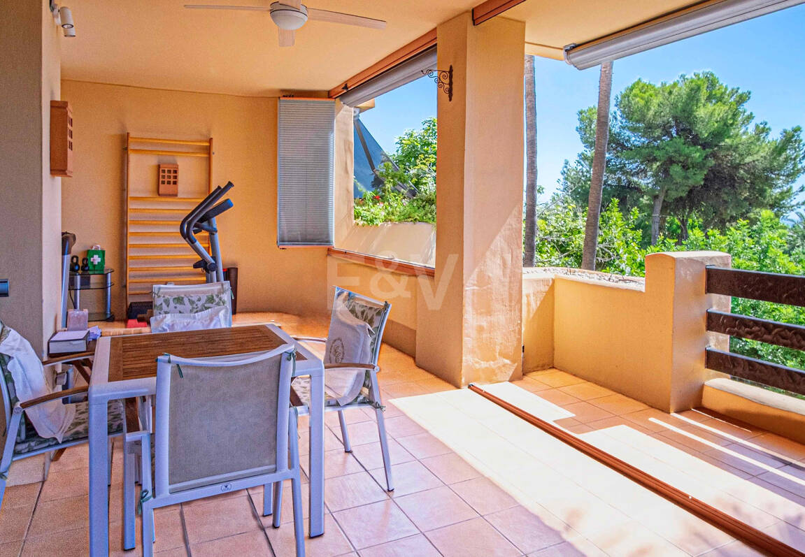 Elegante apartamento orientado al sur con vistas panorámicas al mar en Mansion Club