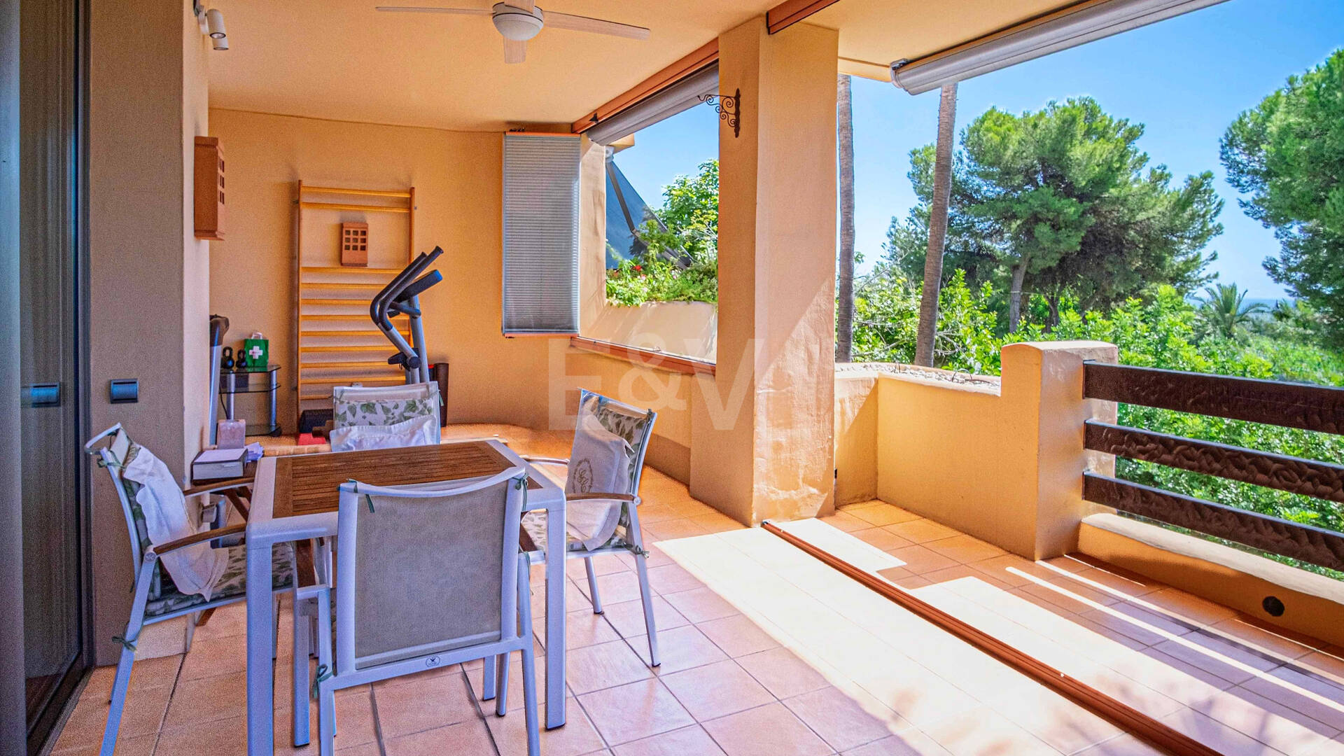 Elegante apartamento orientado al sur con vistas panorámicas al mar en Mansion Club