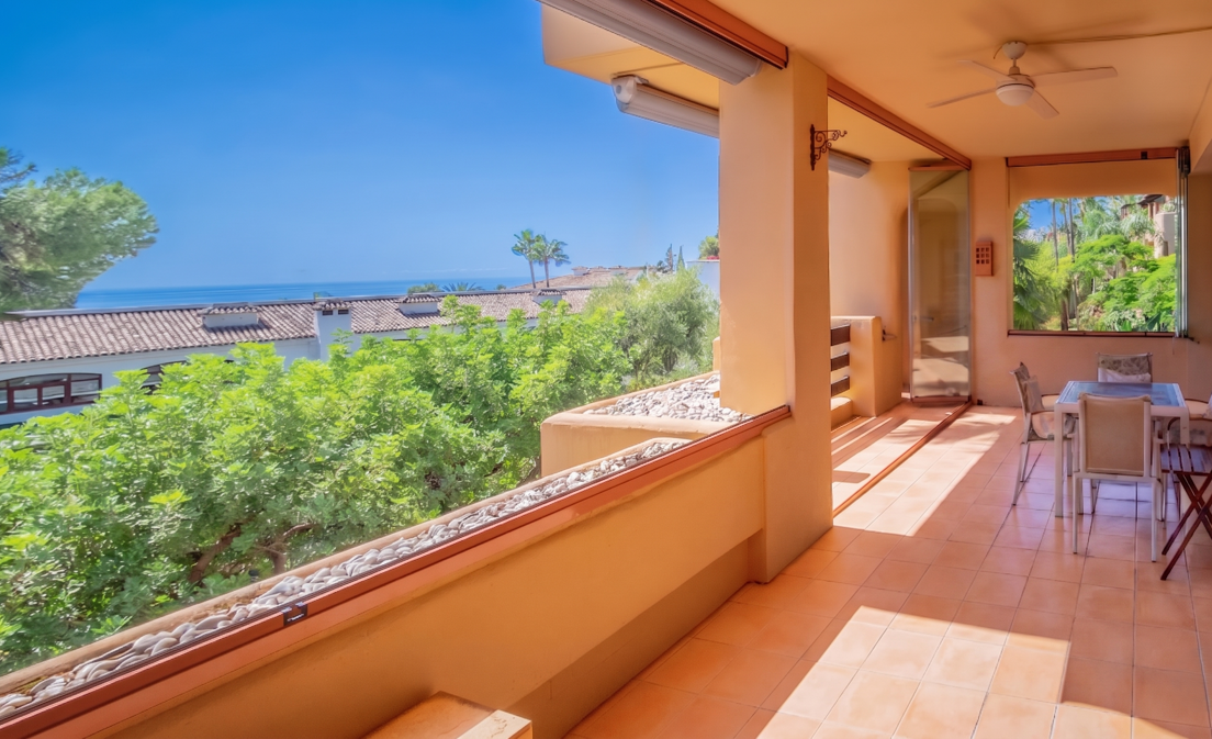 Elegante apartamento orientado al sur con vistas panorámicas al mar en Mansion Club