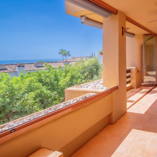 Elegante apartamento orientado al sur con vistas panorámicas al mar en Mansion Club