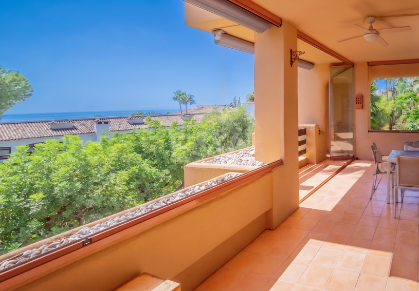 Elegante apartamento orientado al sur con vistas panorámicas al mar en Mansion Club